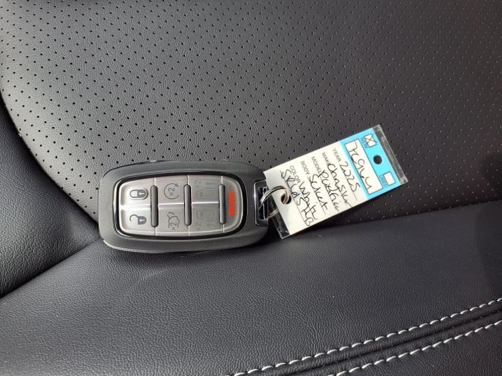 2025 Chrysler Pacifica Select - Photo 17