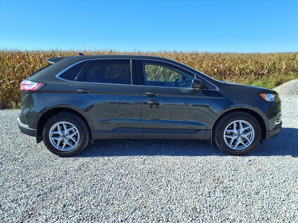 2022 Ford Edge SEL photo 4