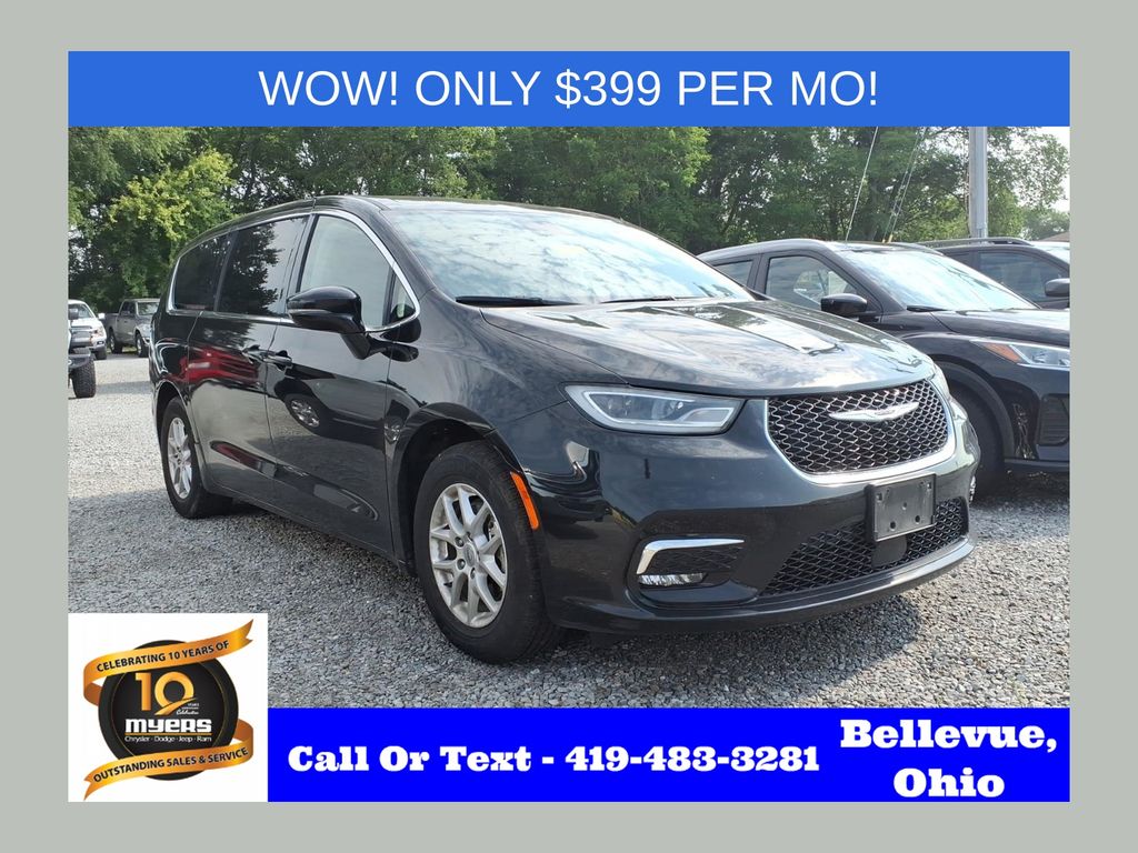 2024 Chrysler Pacifica Touring L's photo