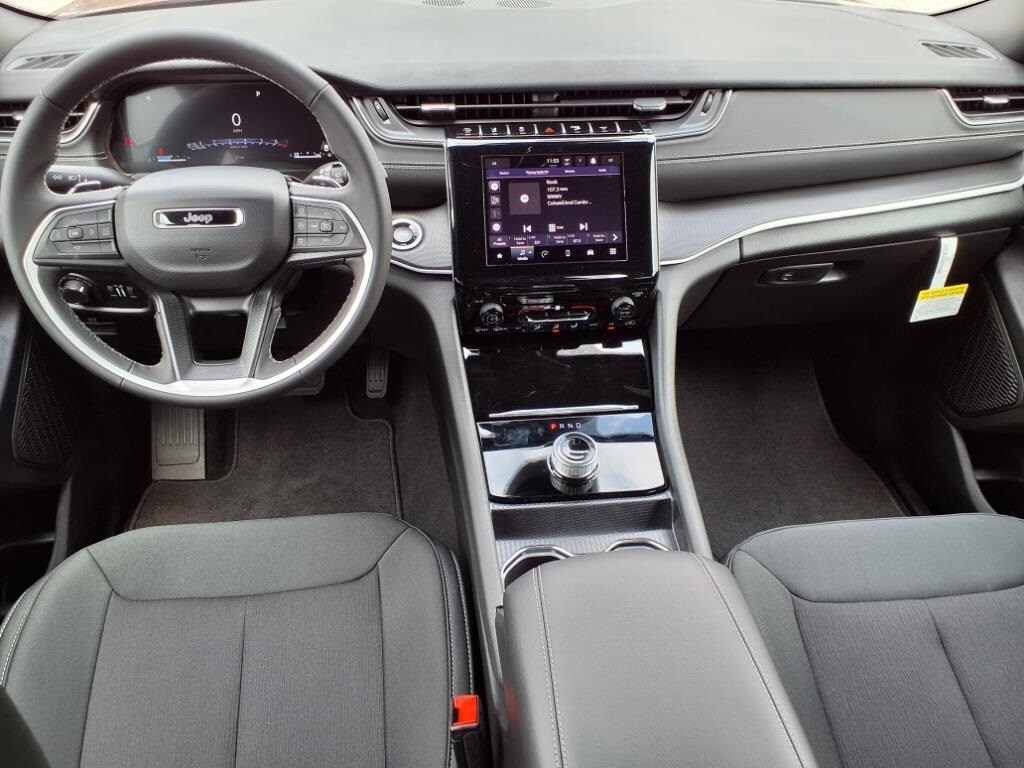 2025 Jeep Grand Cherokee Laredo photo 4