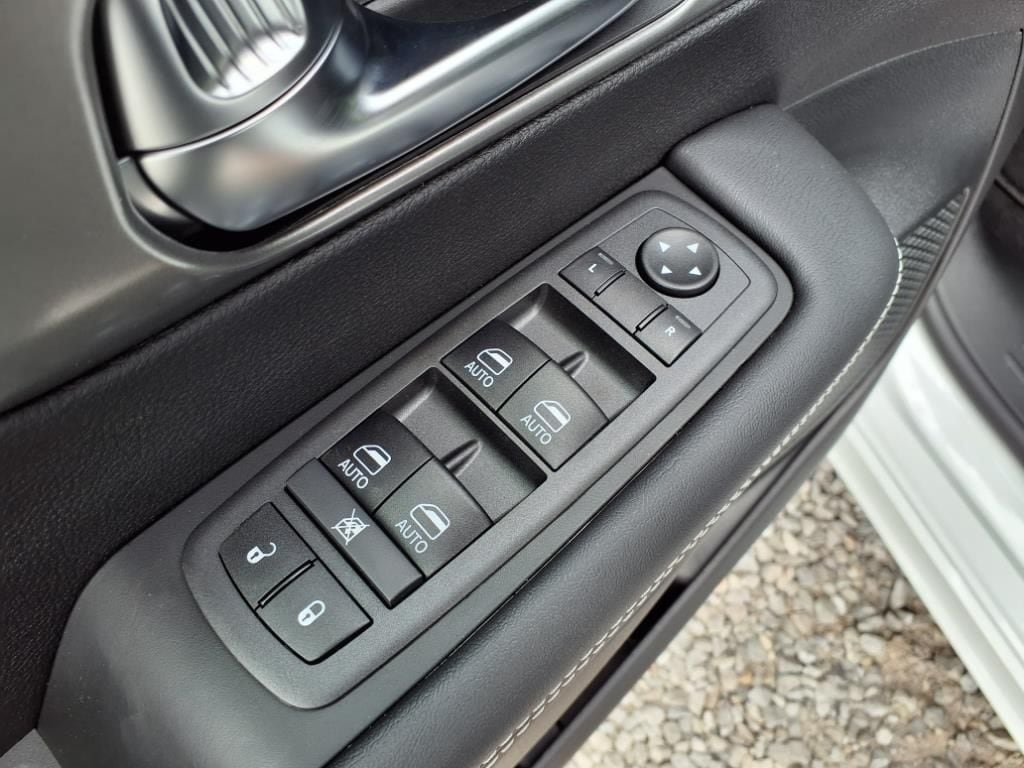 2025 Chrysler Pacifica Select - Photo 26