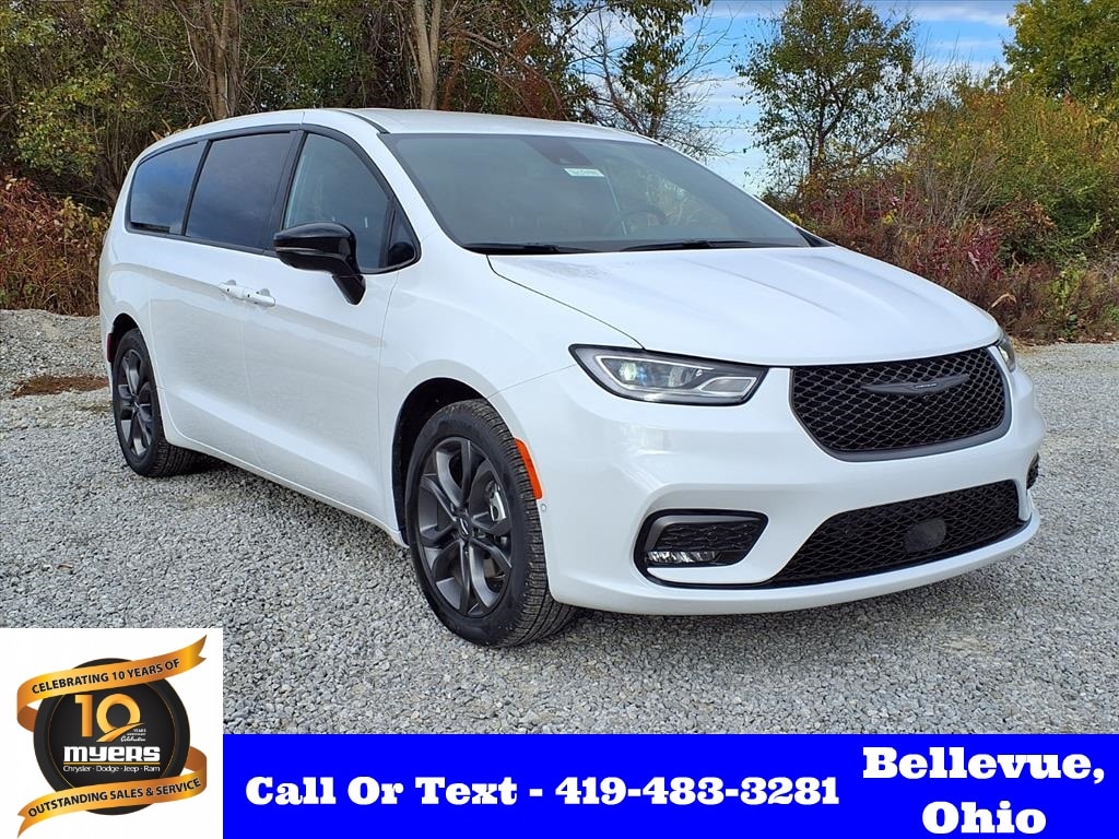 2026 Chrysler Pacifica Select's photo