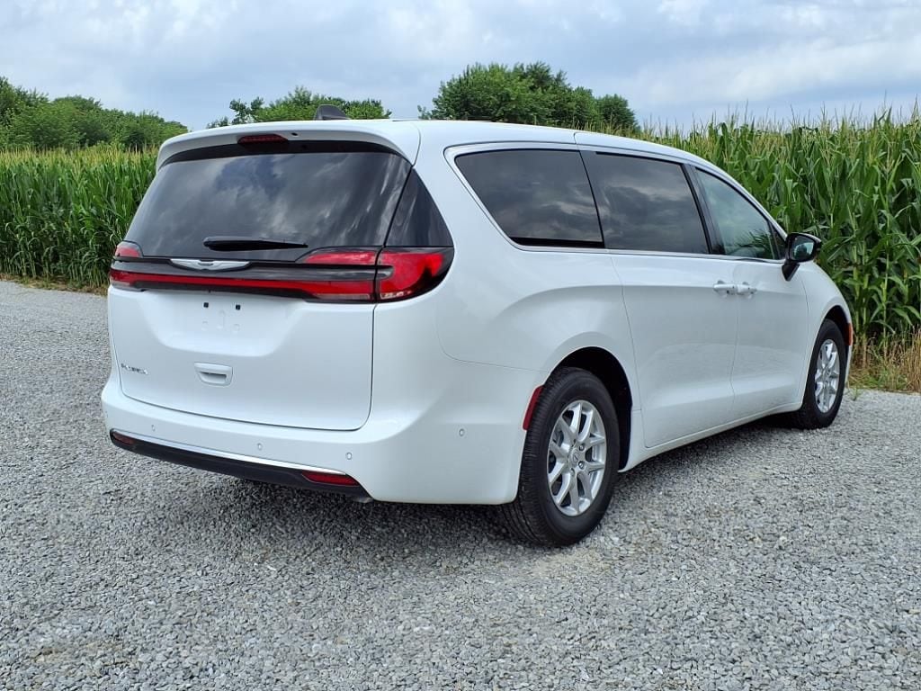 2025 Chrysler Pacifica Select - Photo 29
