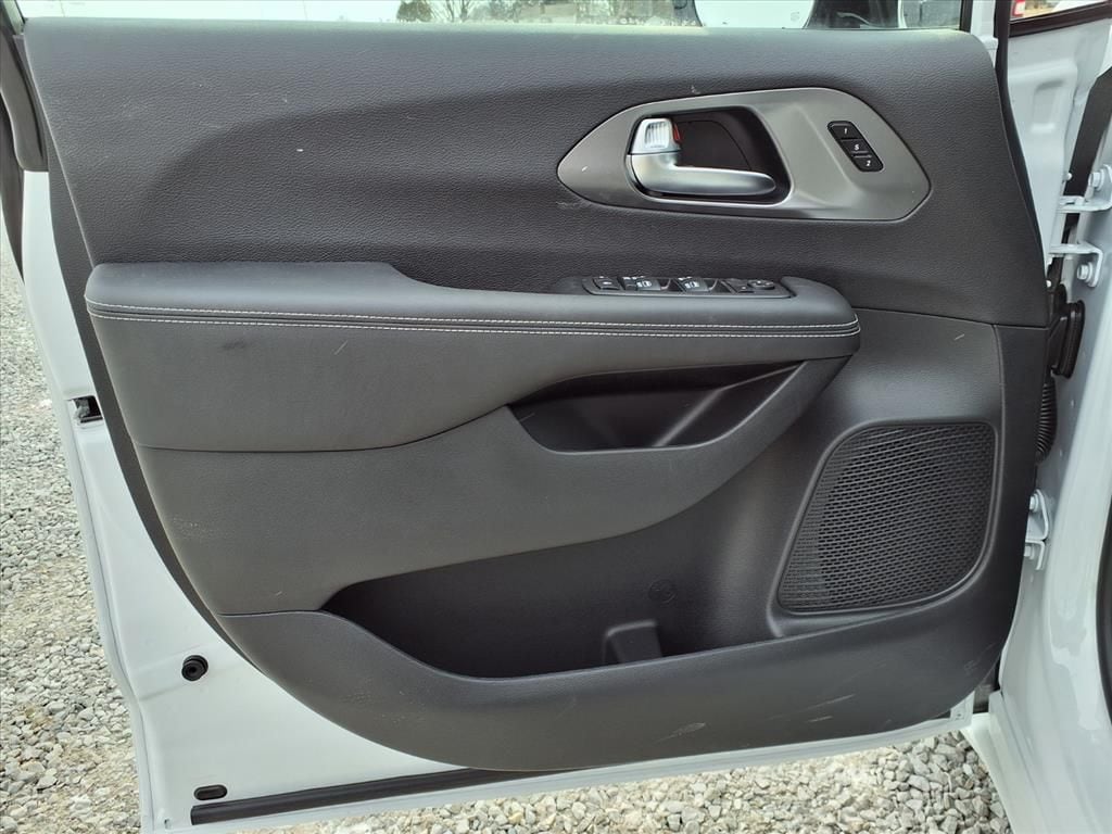 2026 Chrysler Pacifica Select - Photo 23