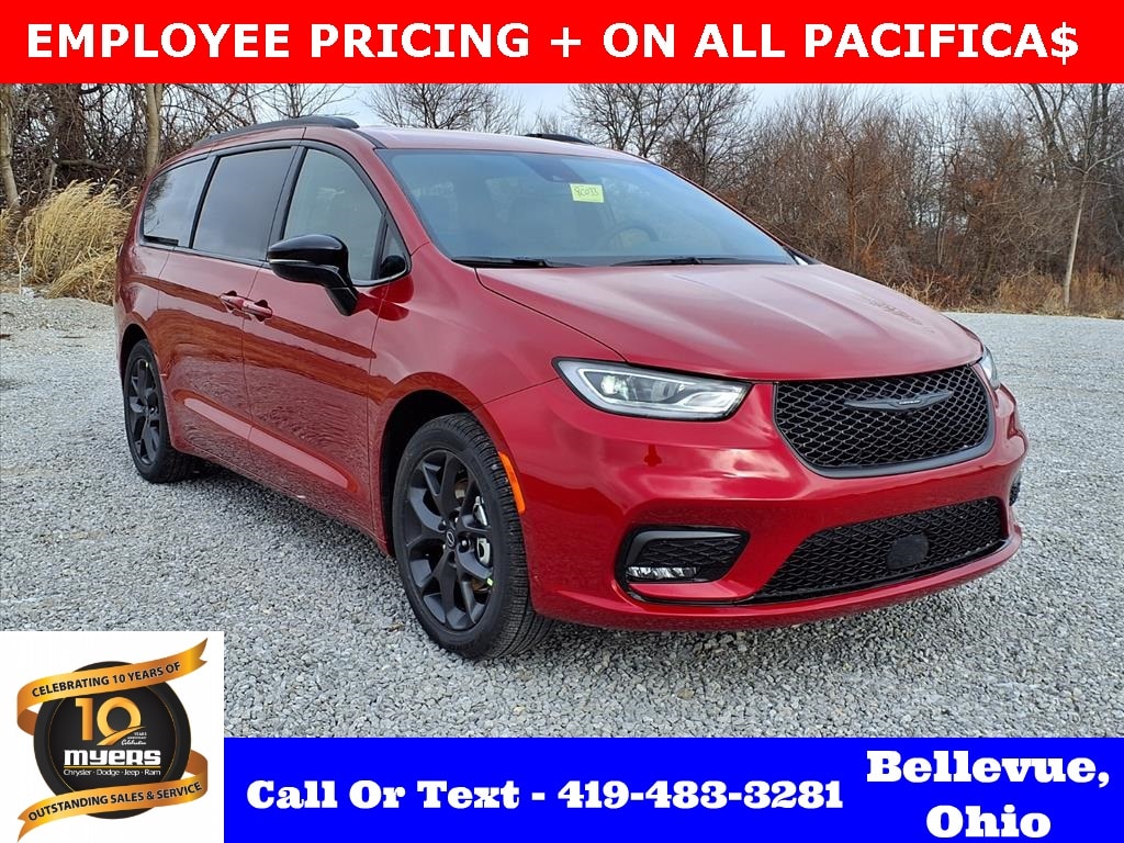 2026 Chrysler Pacifica Select's photo