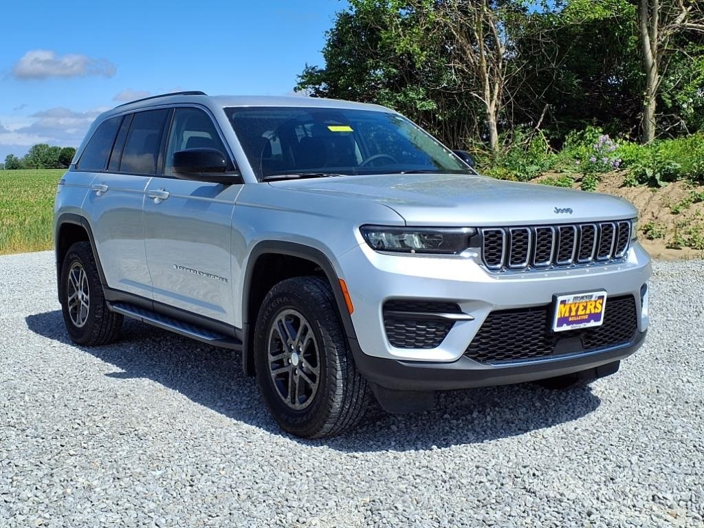 Used 2024 Jeep Grand Cherokee Laredo with VIN 1C4RJHAG9R8915488 for sale in Bellevue, OH