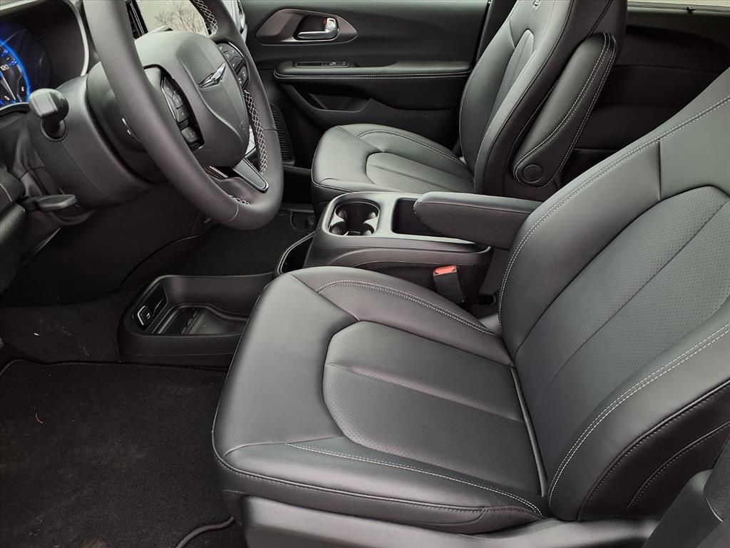 2026 Chrysler Pacifica Select - Photo 6
