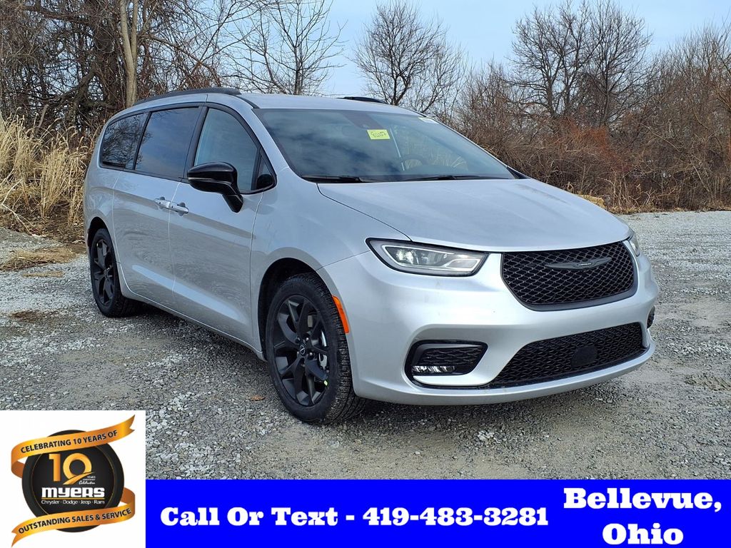 2026 Chrysler Pacifica Select's photo