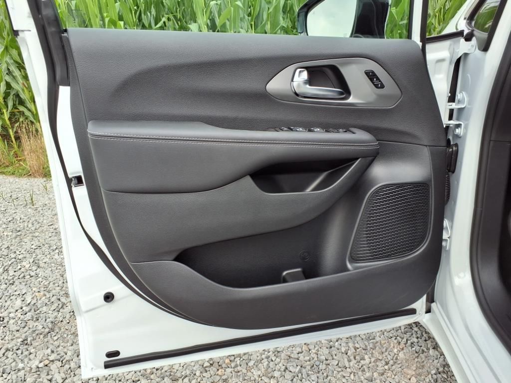 2025 Chrysler Pacifica Select - Photo 24
