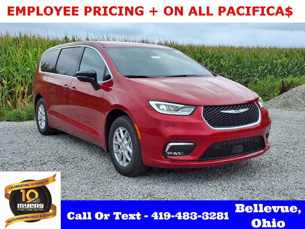 2026 Chrysler Pacifica Select's photo