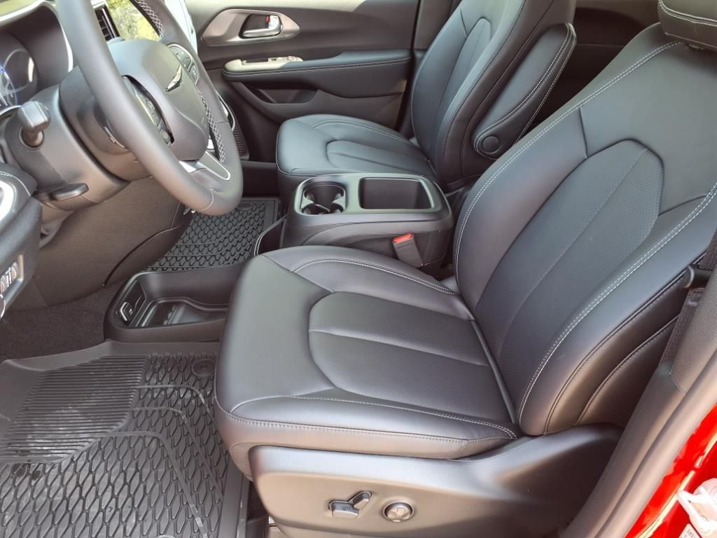 2025 Chrysler Pacifica Select - Photo 6