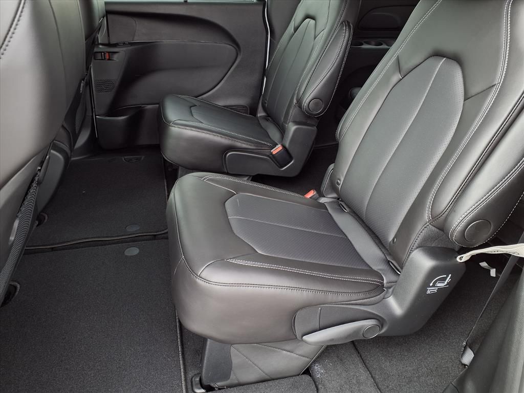 2026 Chrysler Pacifica Select - Photo 7