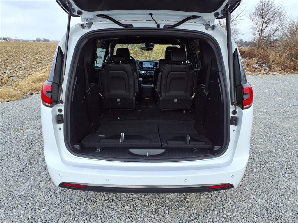 2026 Chrysler Pacifica Select - Photo 31