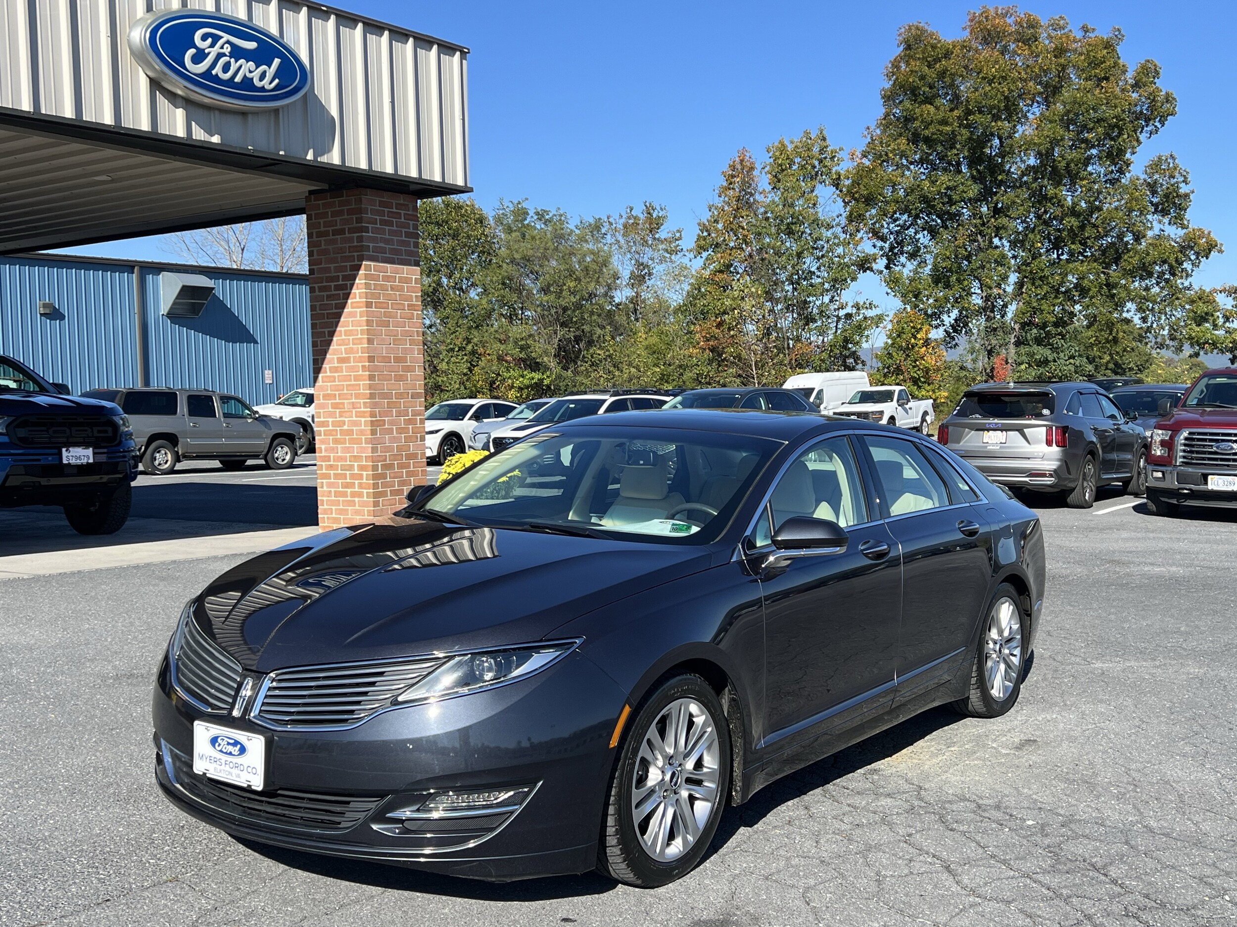 2013 Lincoln MKZ photo 2