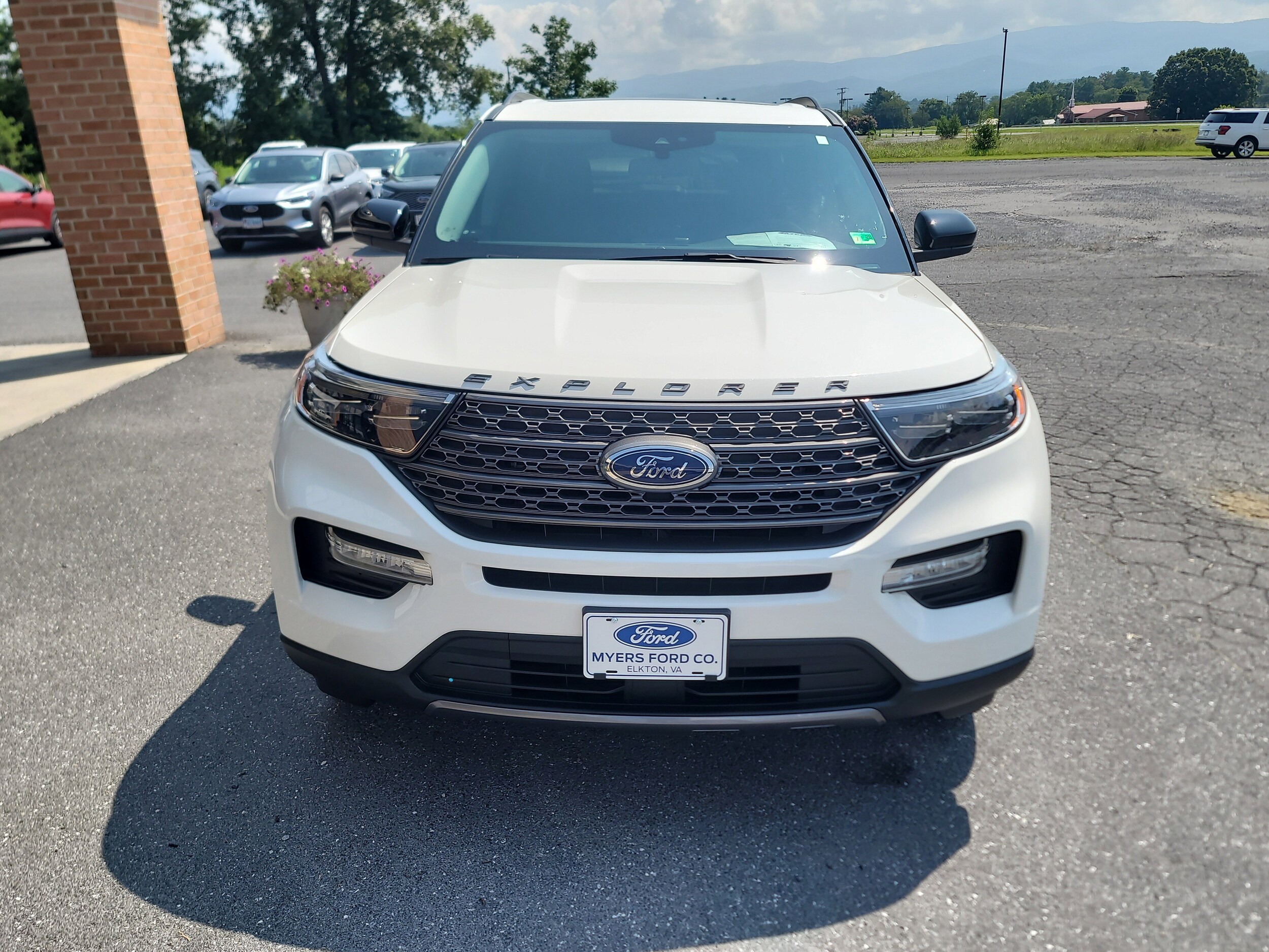 2022 Ford Explorer XLT photo 2