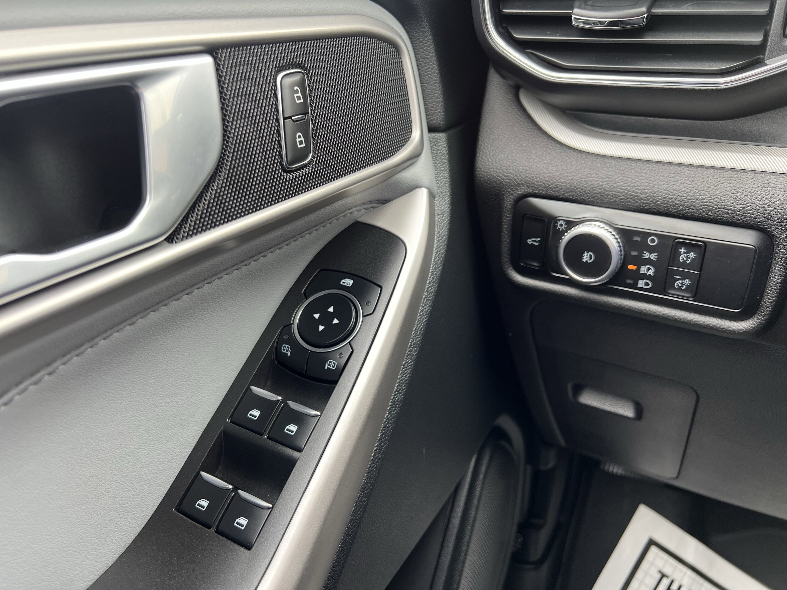 2023 Ford Explorer XLT - Photo 38