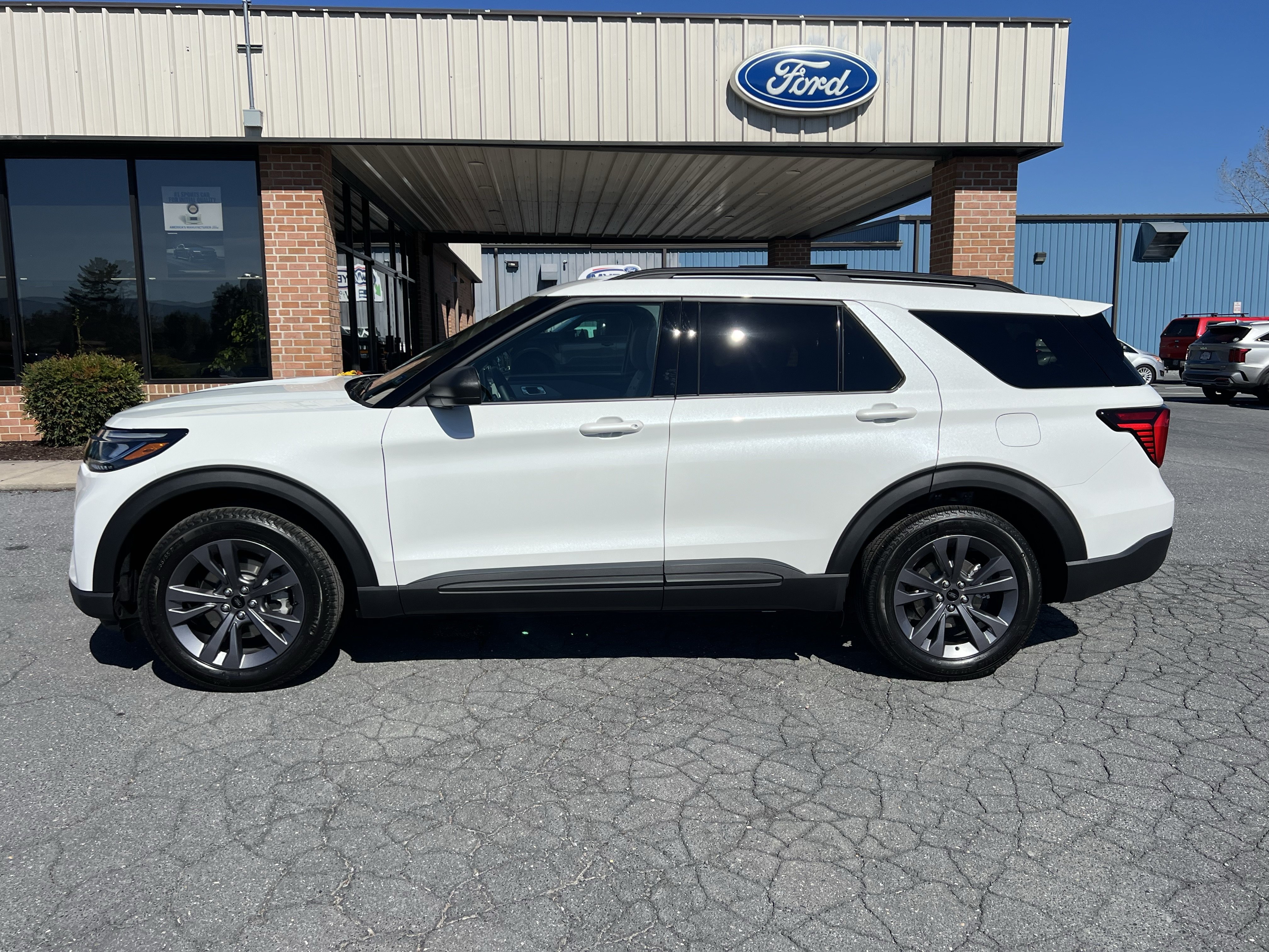 2027 Ford Explorer Active w/200A Pkg Active w/200A Pkg 4WD