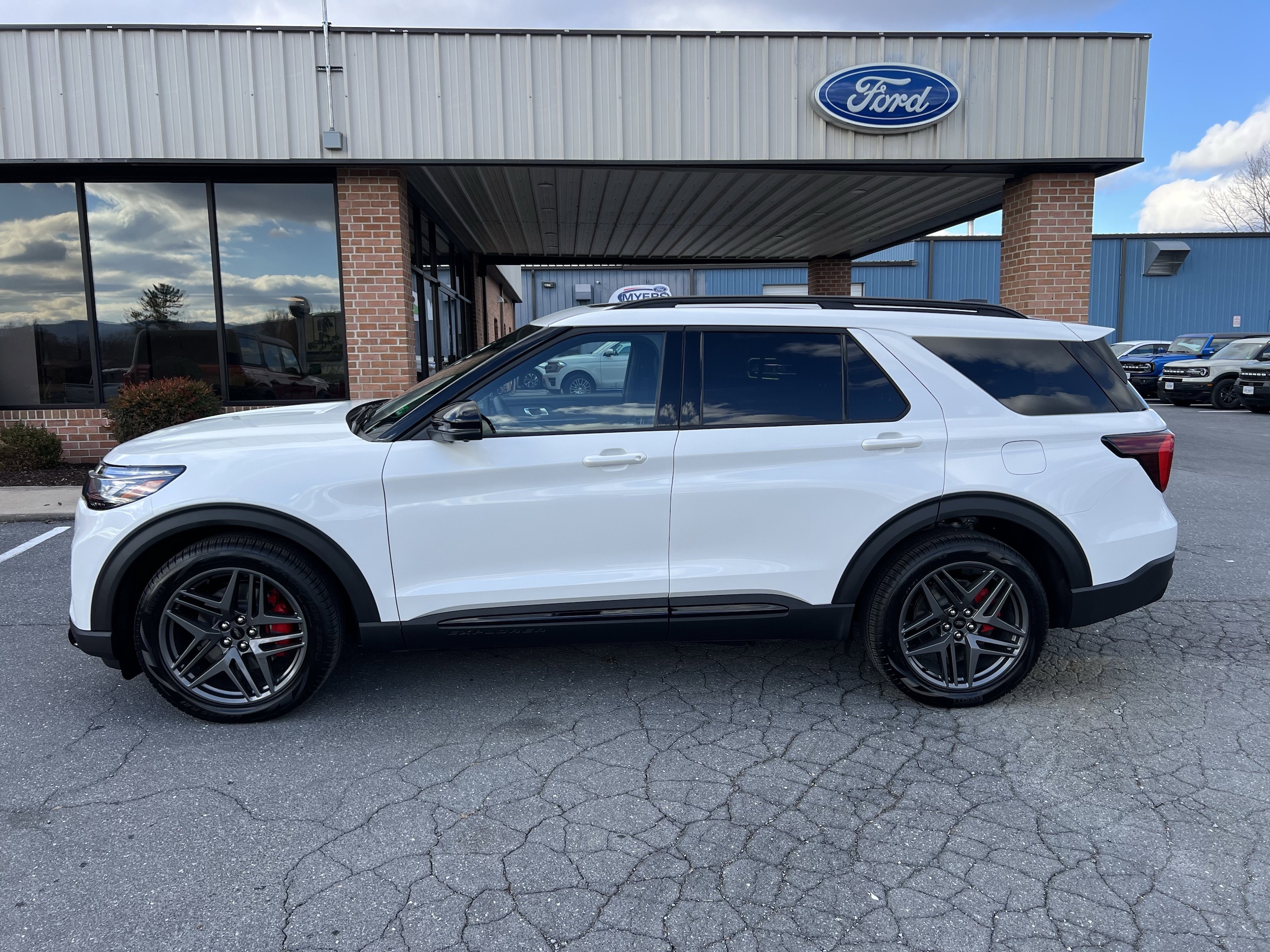 2025 Ford Explorer ST's photo