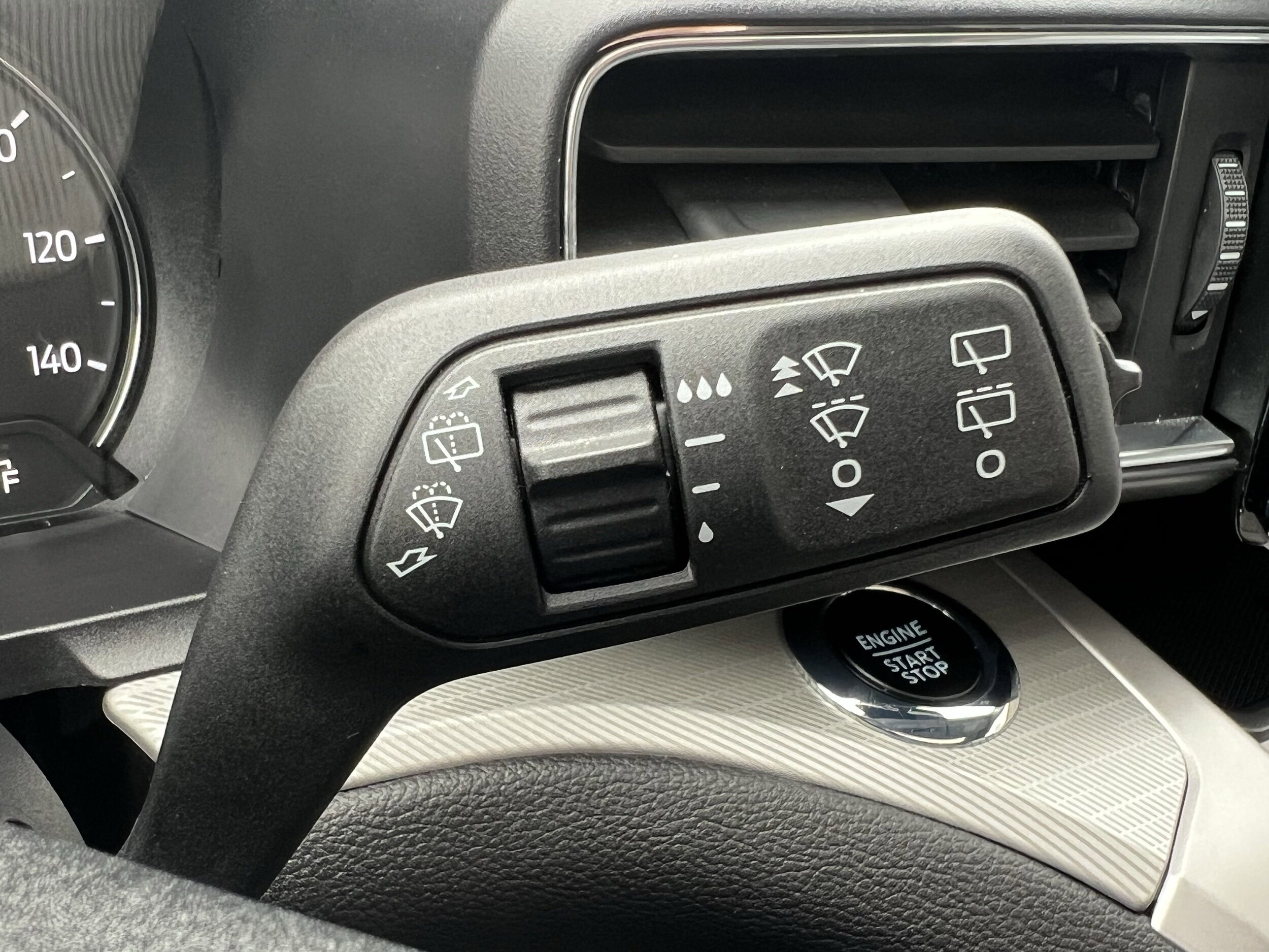 2023 Ford Explorer XLT - Photo 33