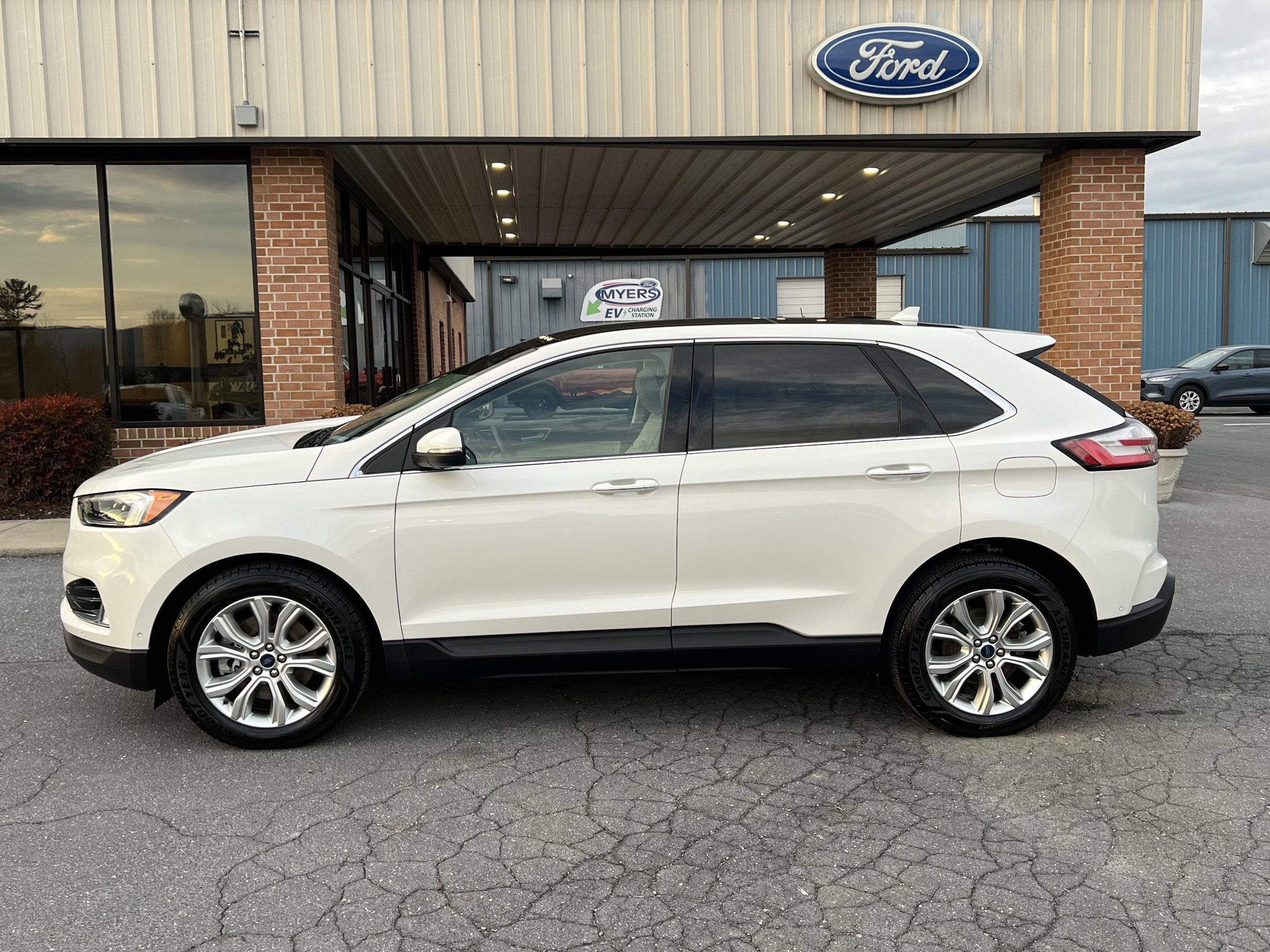 2020 Ford Edge Titanium's photo