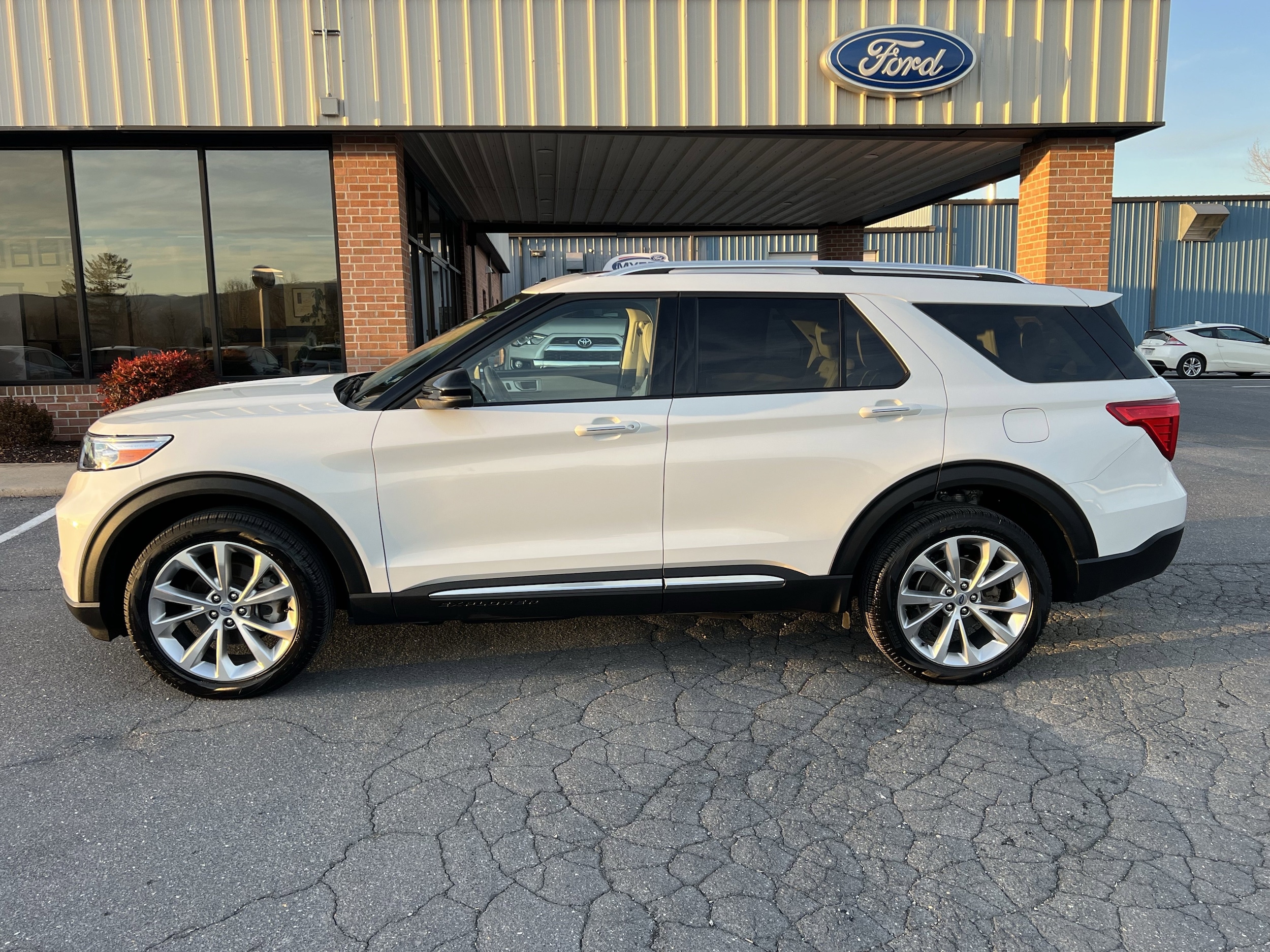 2023 Ford Explorer Platinum 4WD's photo
