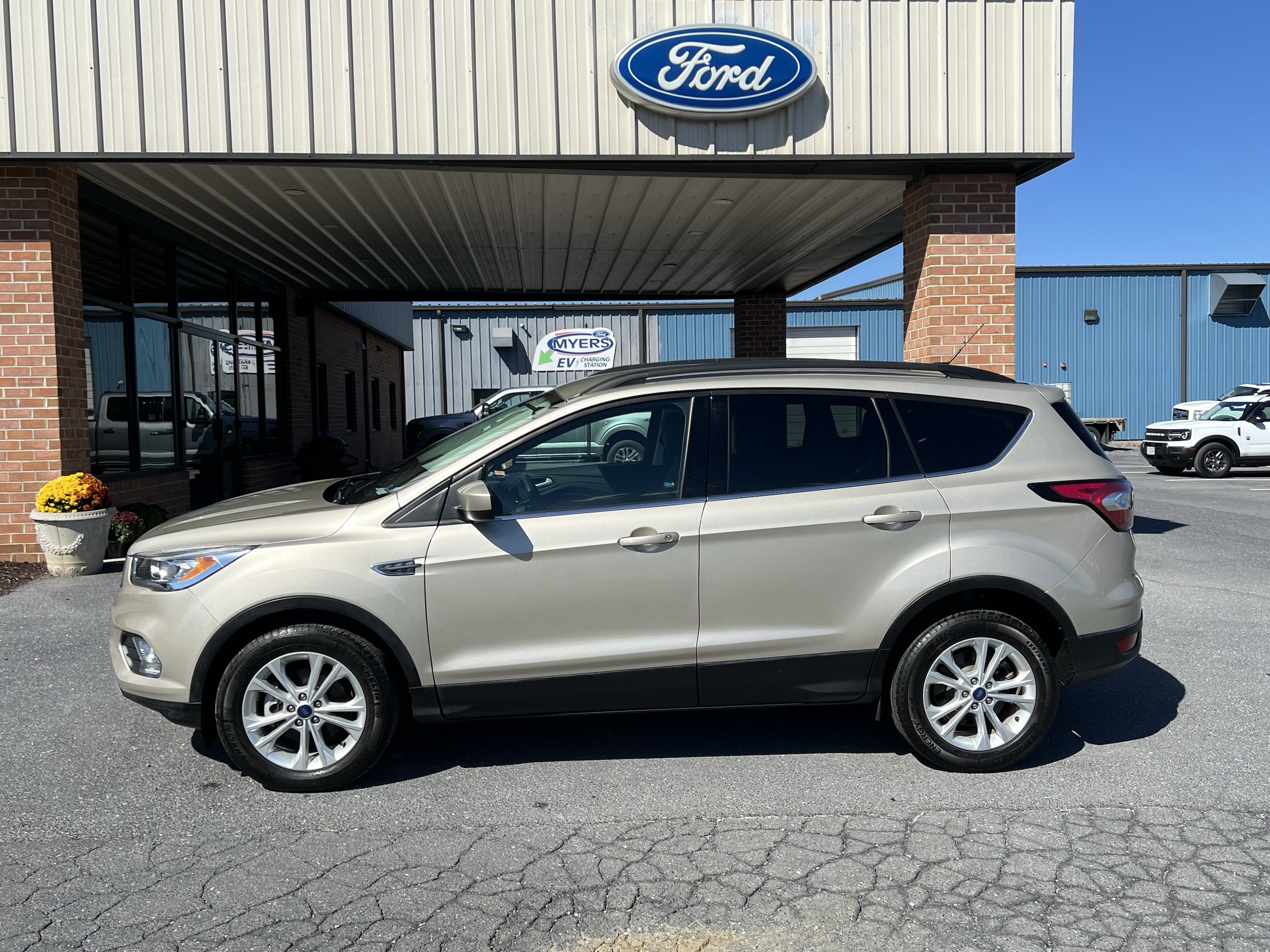 Used 2017 Ford Escape SE with VIN 1FMCU0GD9HUE02660 for sale in Elkton, VA