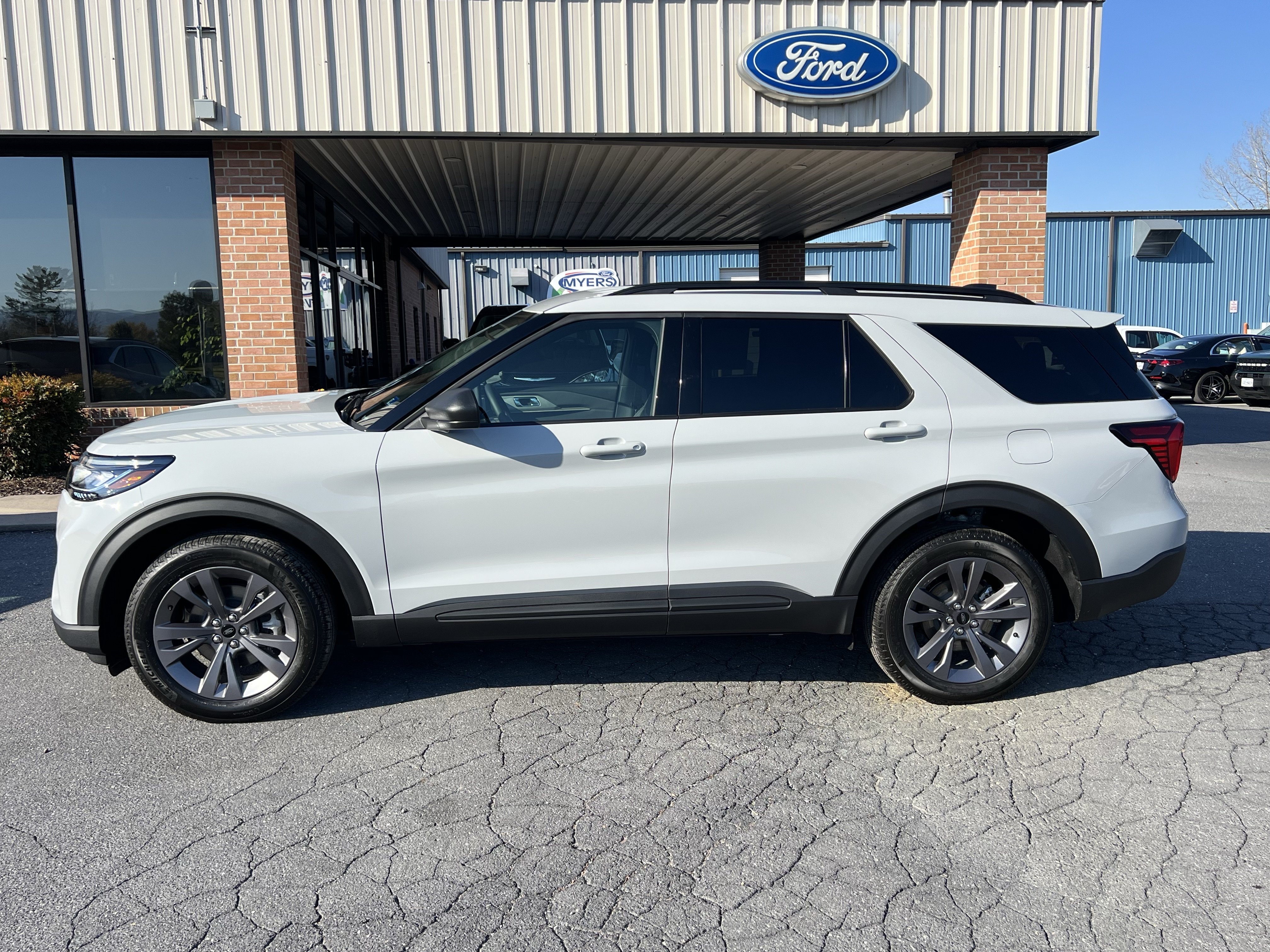 2027 Ford Explorer Active w/200A Pkg Active w/200A Pkg 4WD