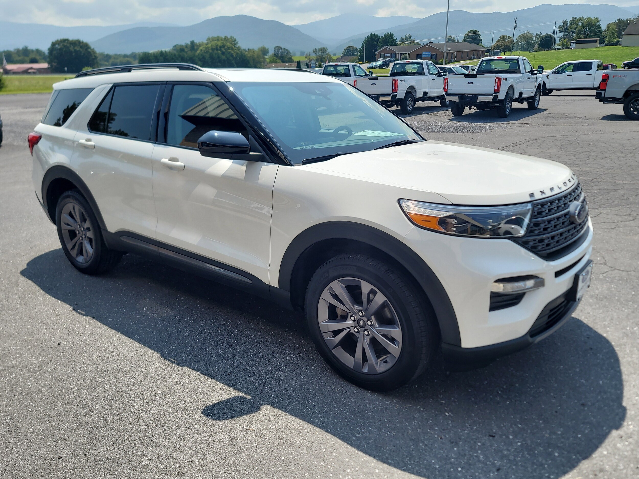 2022 Ford Explorer XLT photo 3