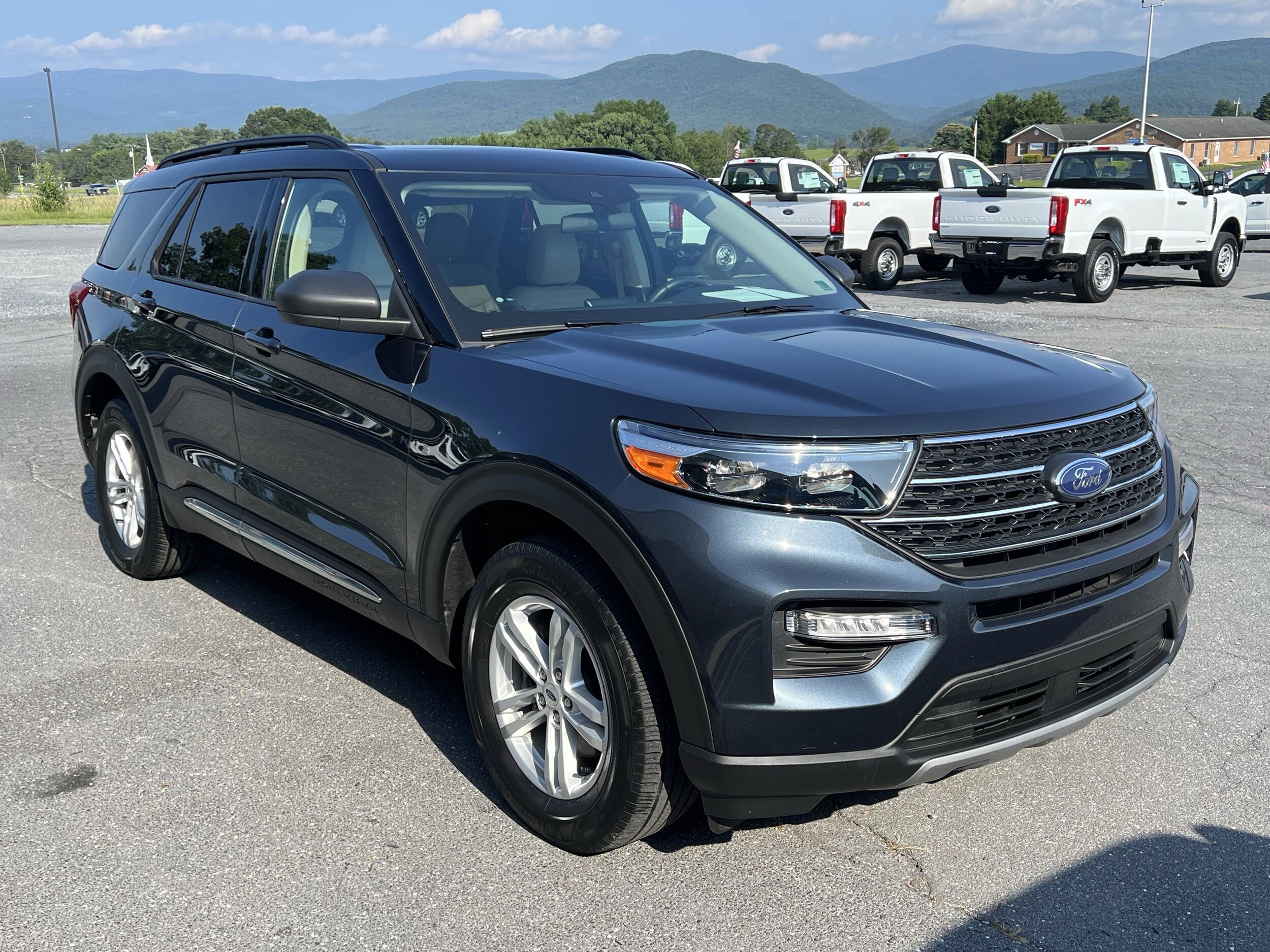 2022 Ford Explorer XLT photo 4
