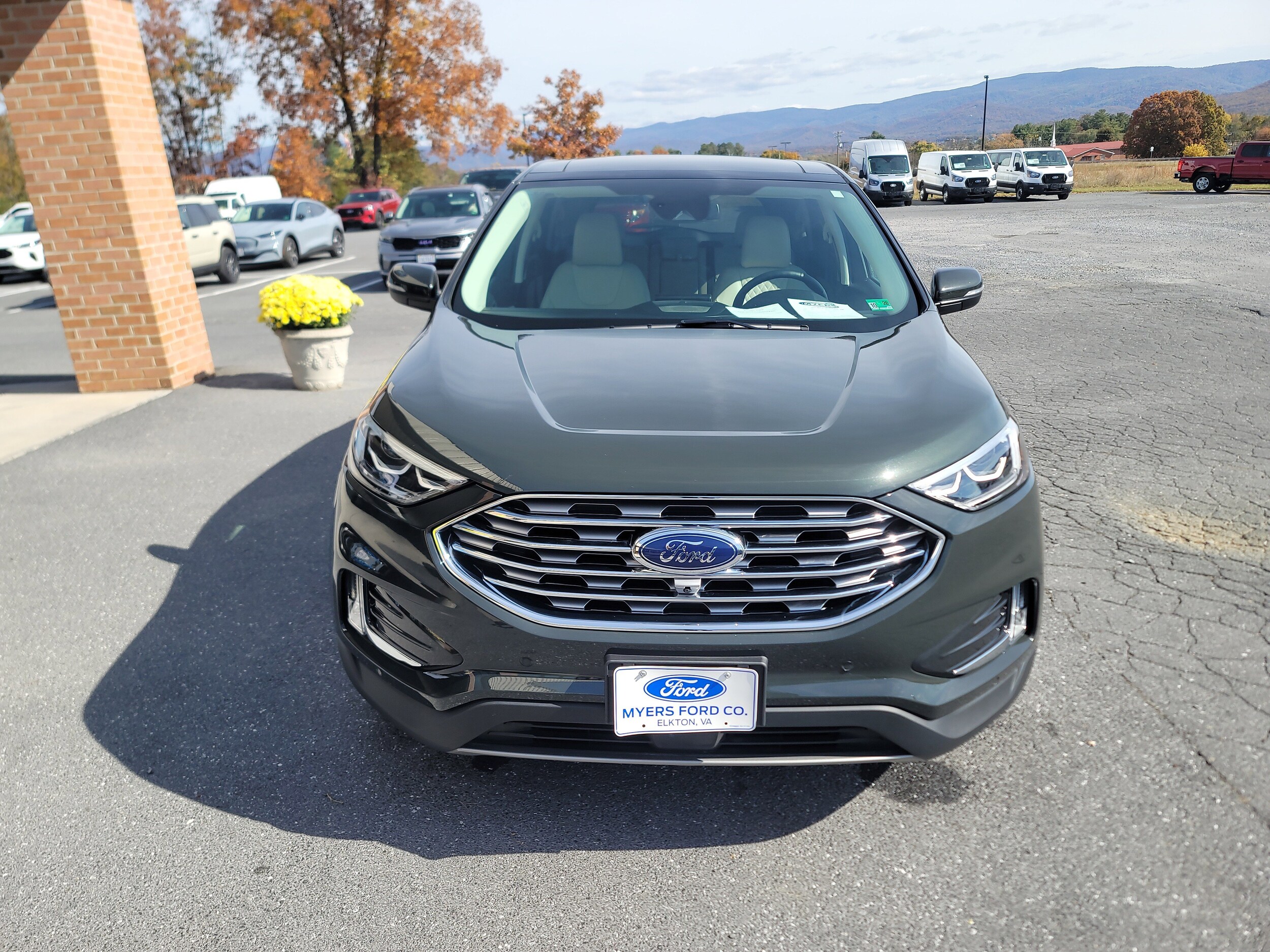 2024 Ford Edge Titanium photo 2