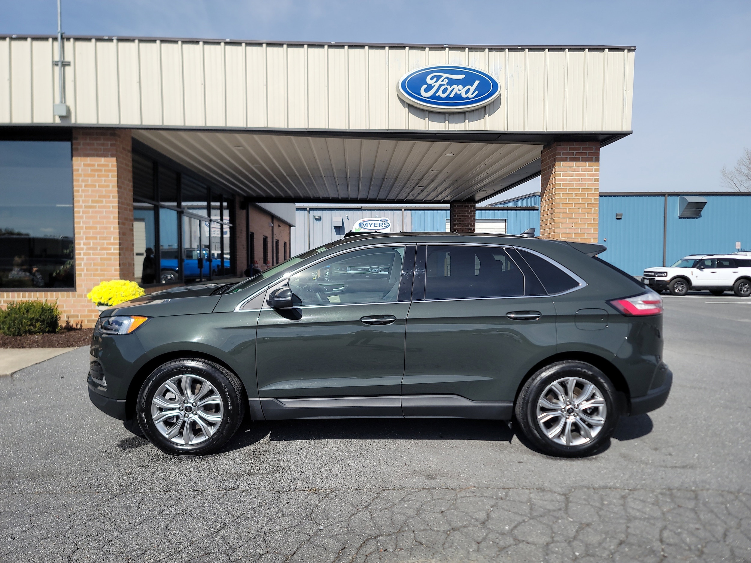 2024 Ford Edge Titanium's photo