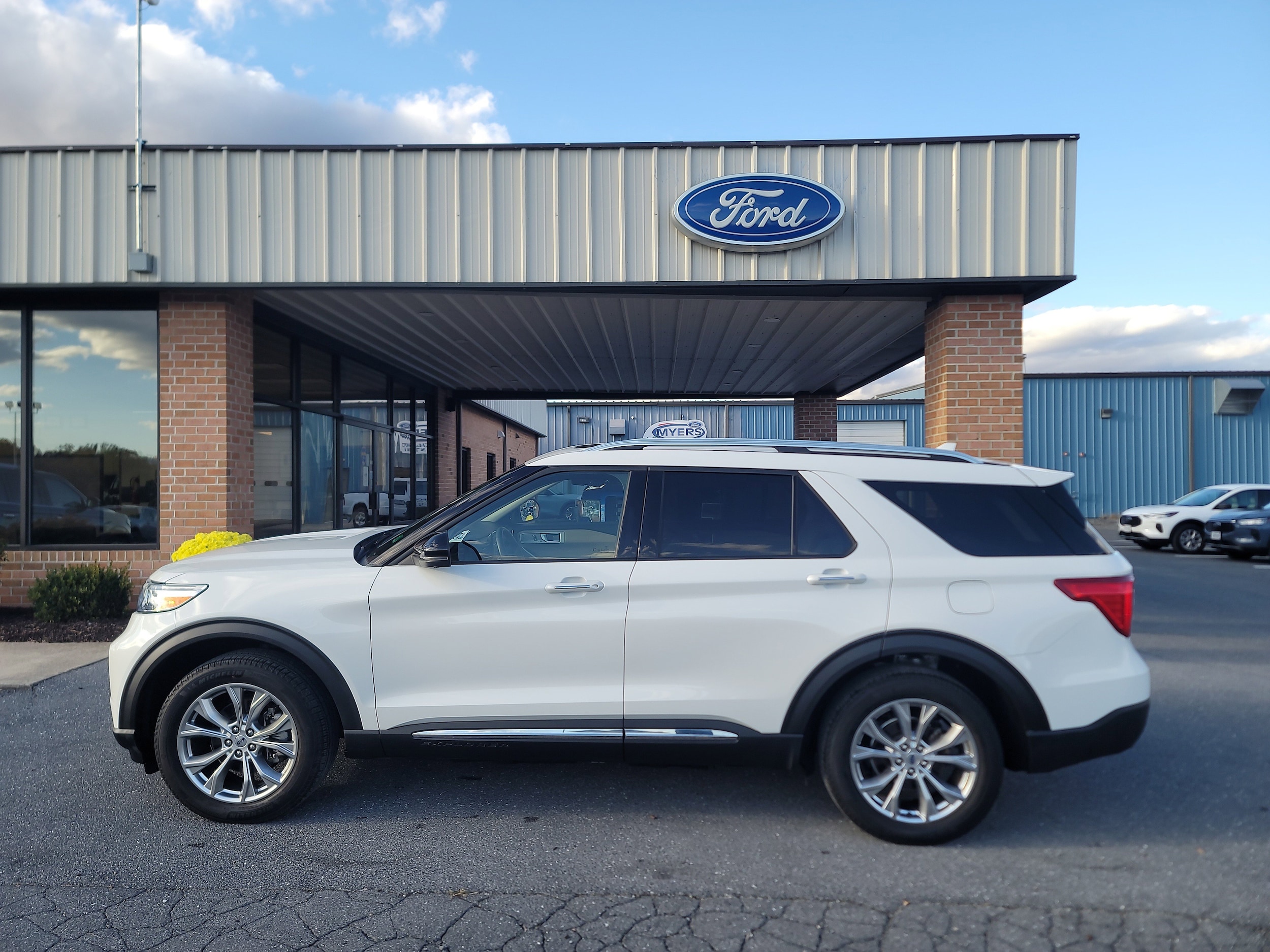2022 Ford Explorer Limited's photo
