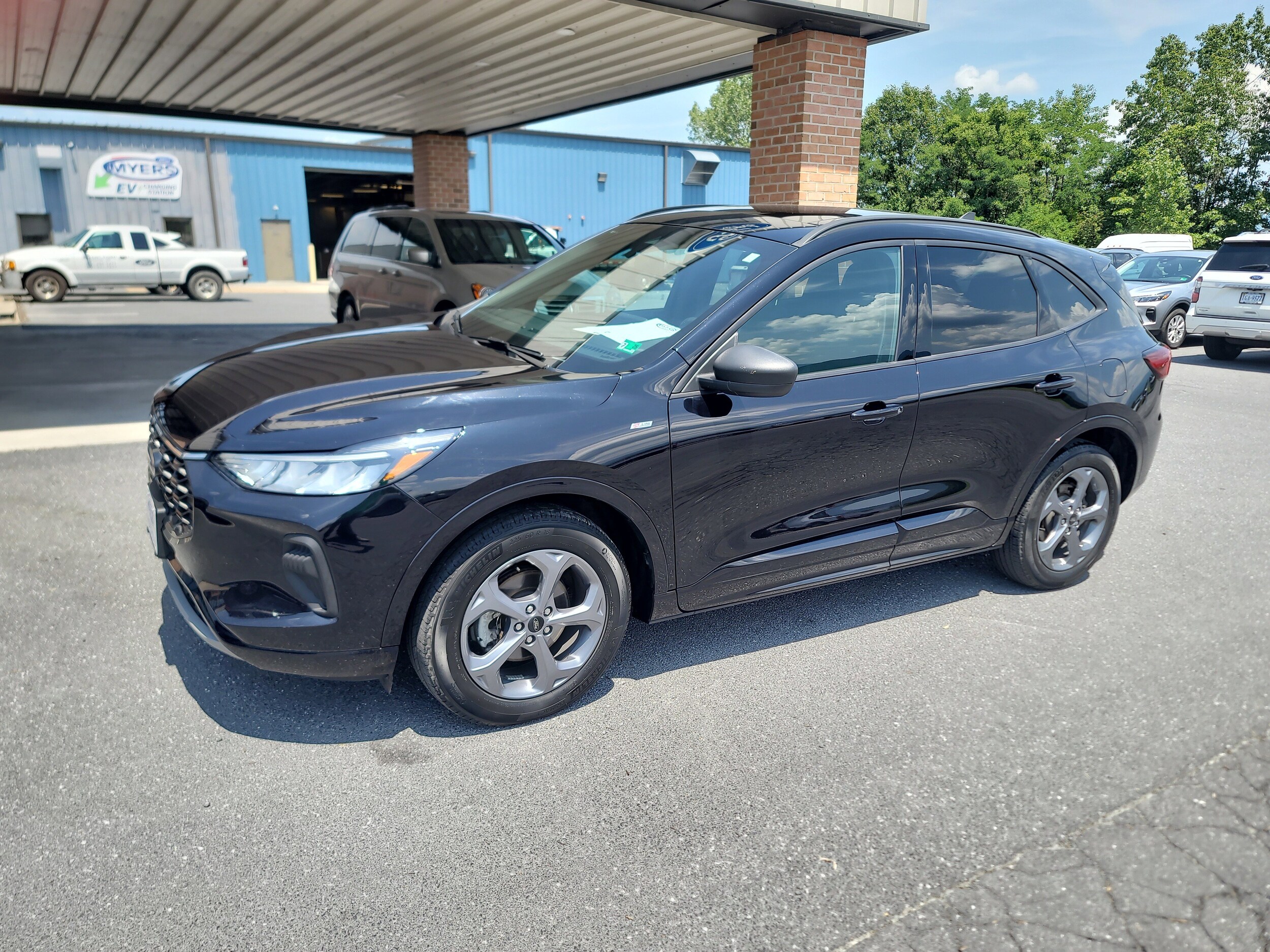 2023 Ford Escape ST-Line photo 2