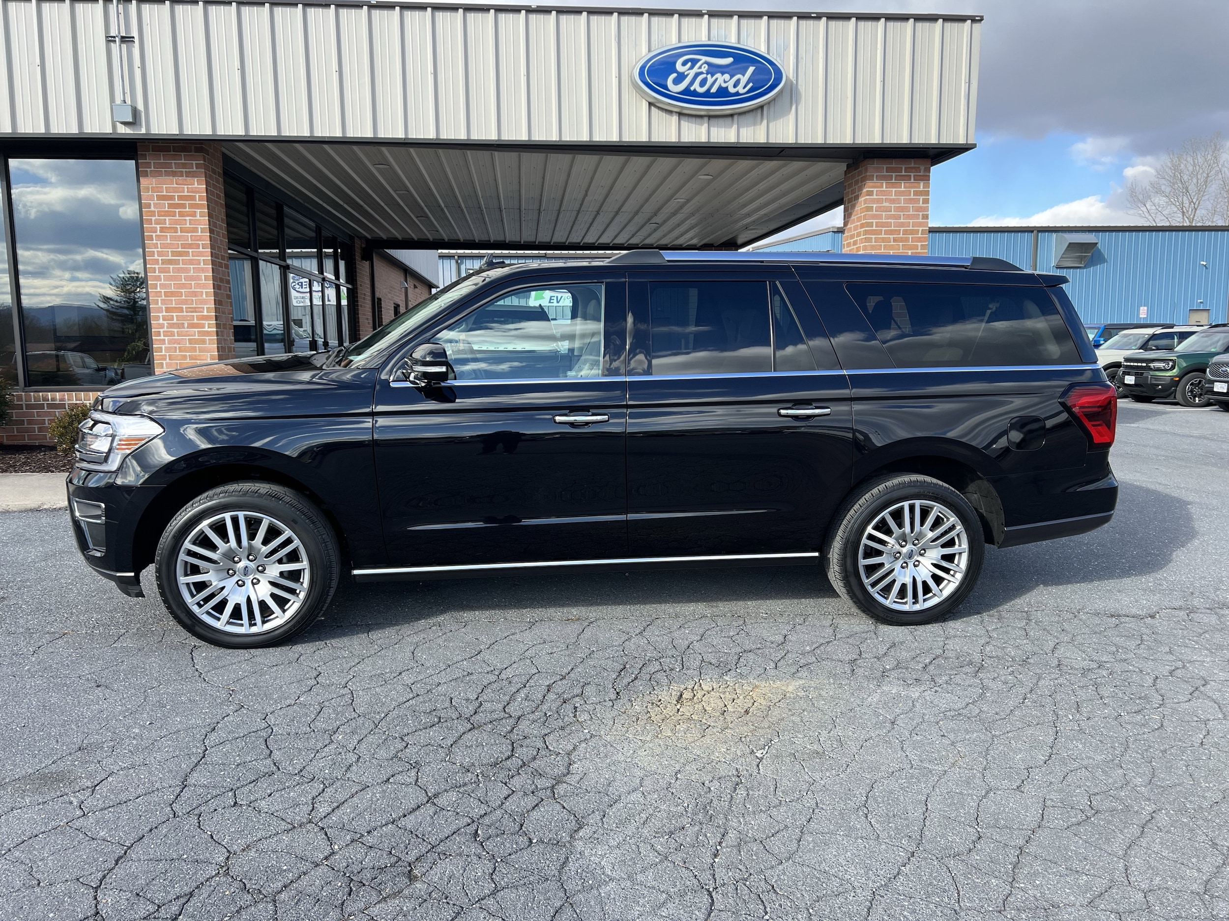 2023 Ford Expedition Limited's photo