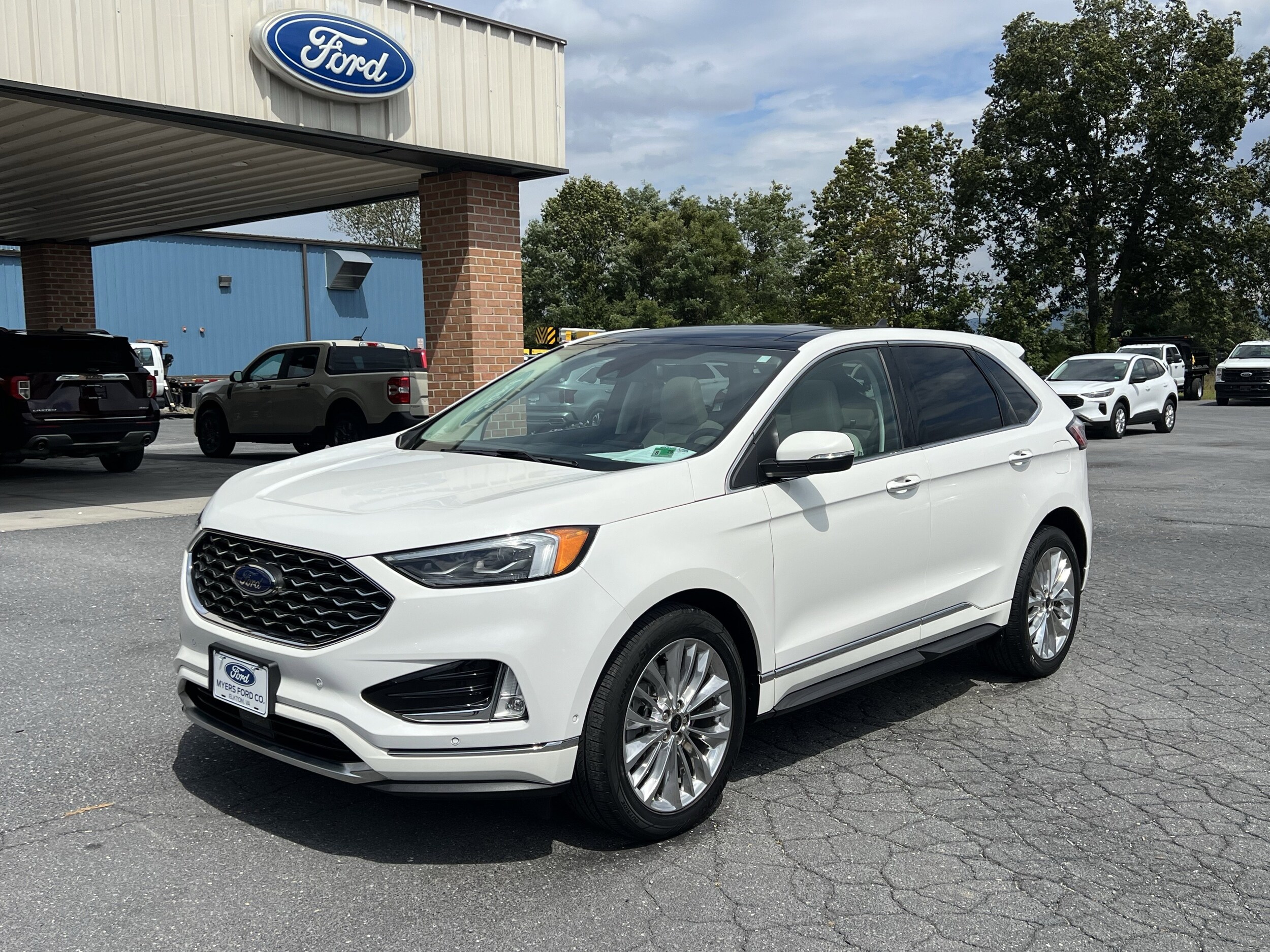 2022 Ford Edge Titanium photo 2
