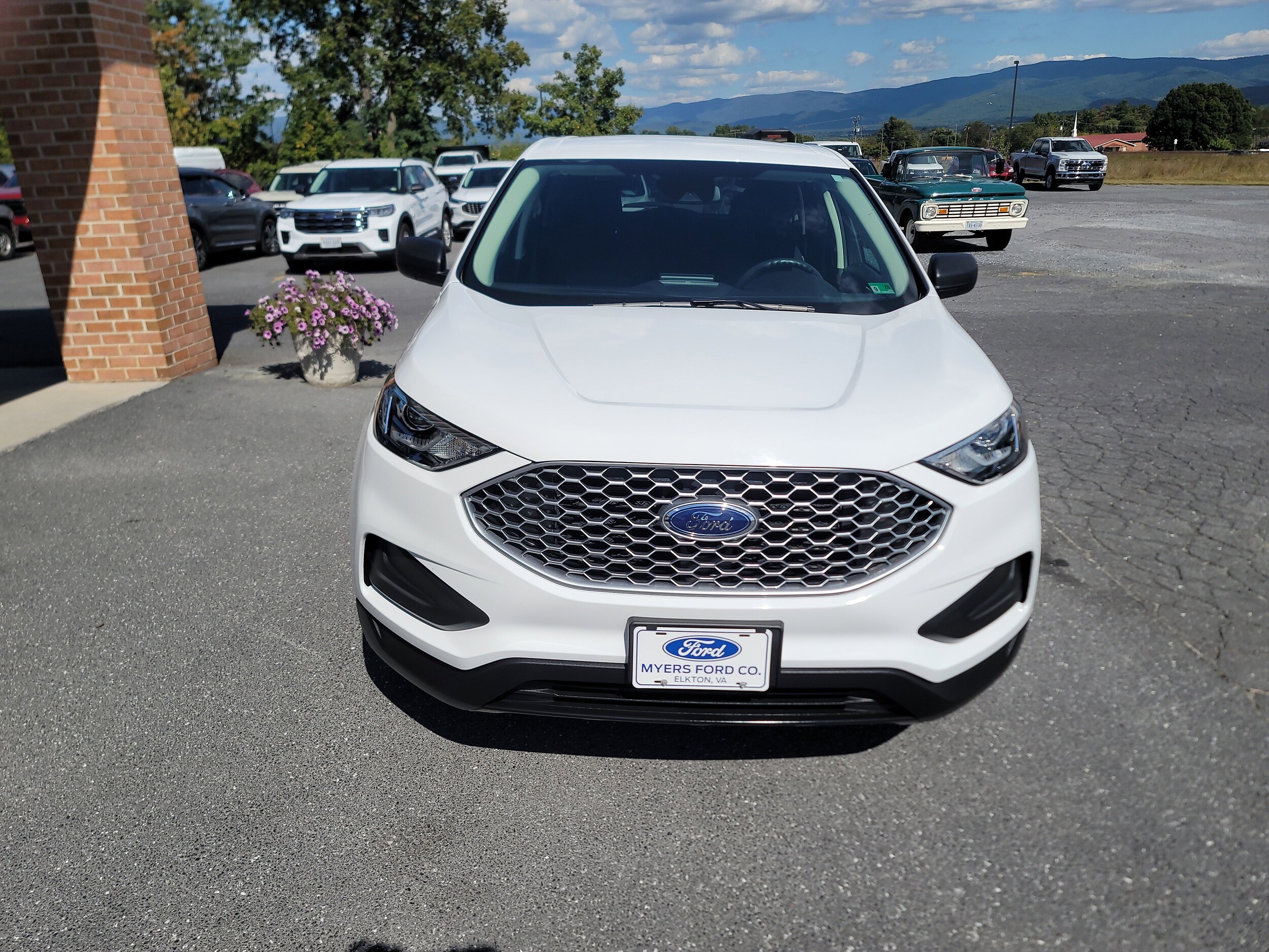 2024 Ford Edge SE photo 2