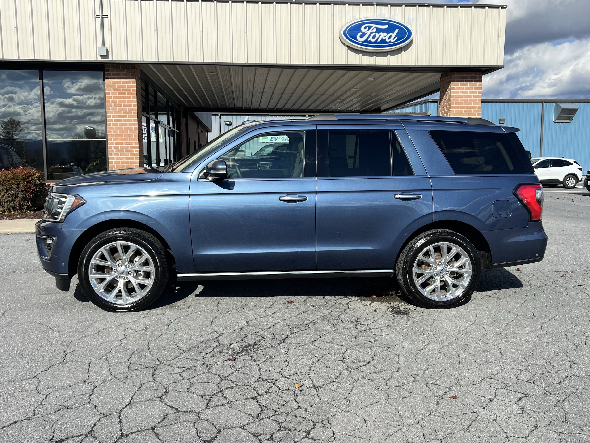 2019 Ford Expedition Limited's photo