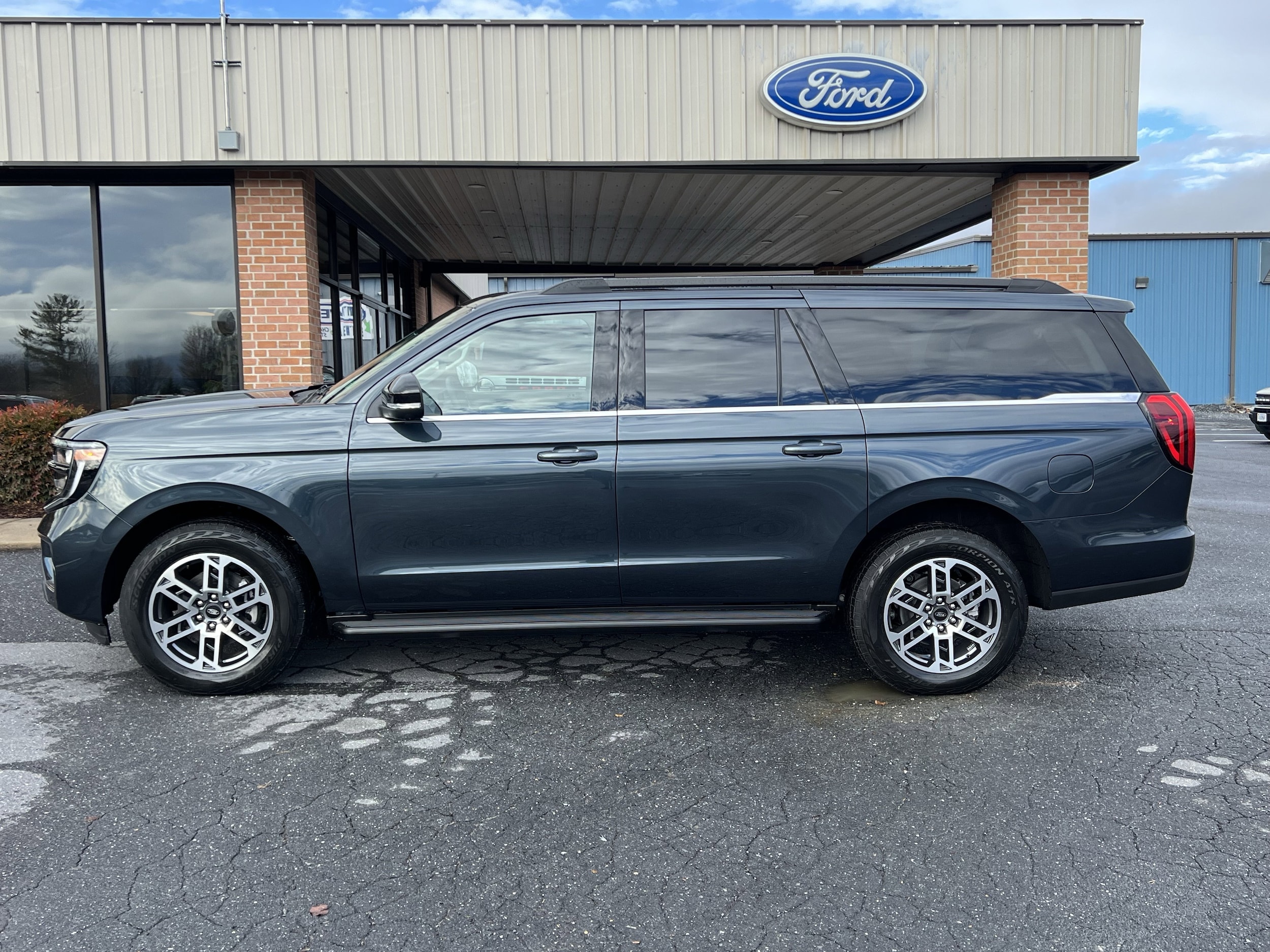 2025 Ford Expedition Active's photo