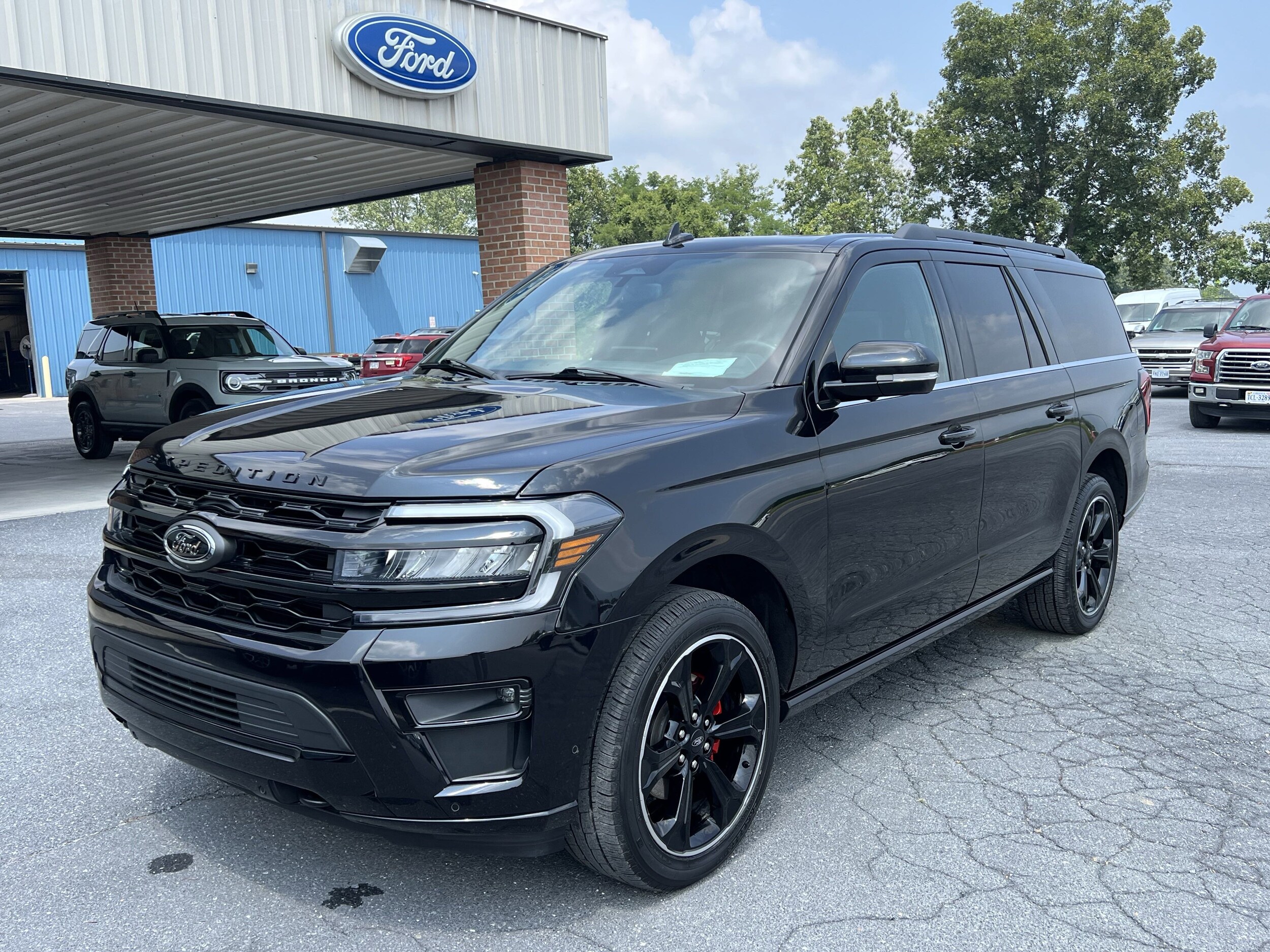 2022 Ford Expedition MAX Limited photo 2