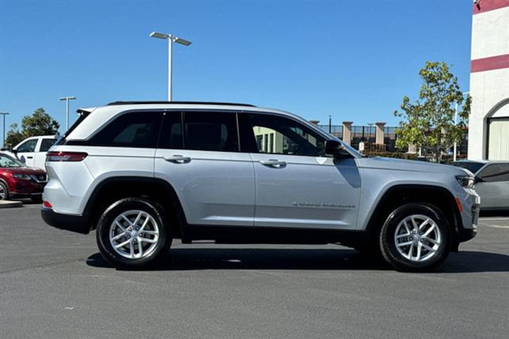 New 2025 Jeep Grand Cherokee LAREDO X 4X4 Sport Utility