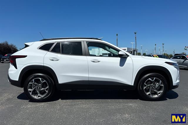 2025 Chevrolet Trax LT photo 3