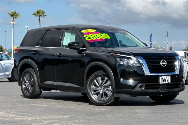 2024 Nissan Pathfinder S photo 2