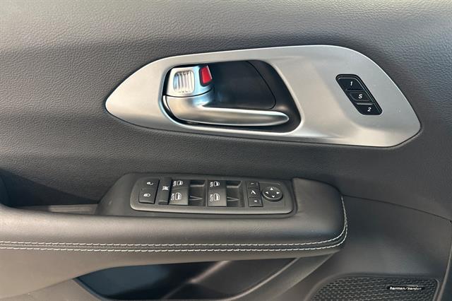 2026 Chrysler Pacifica Limited - Photo 8