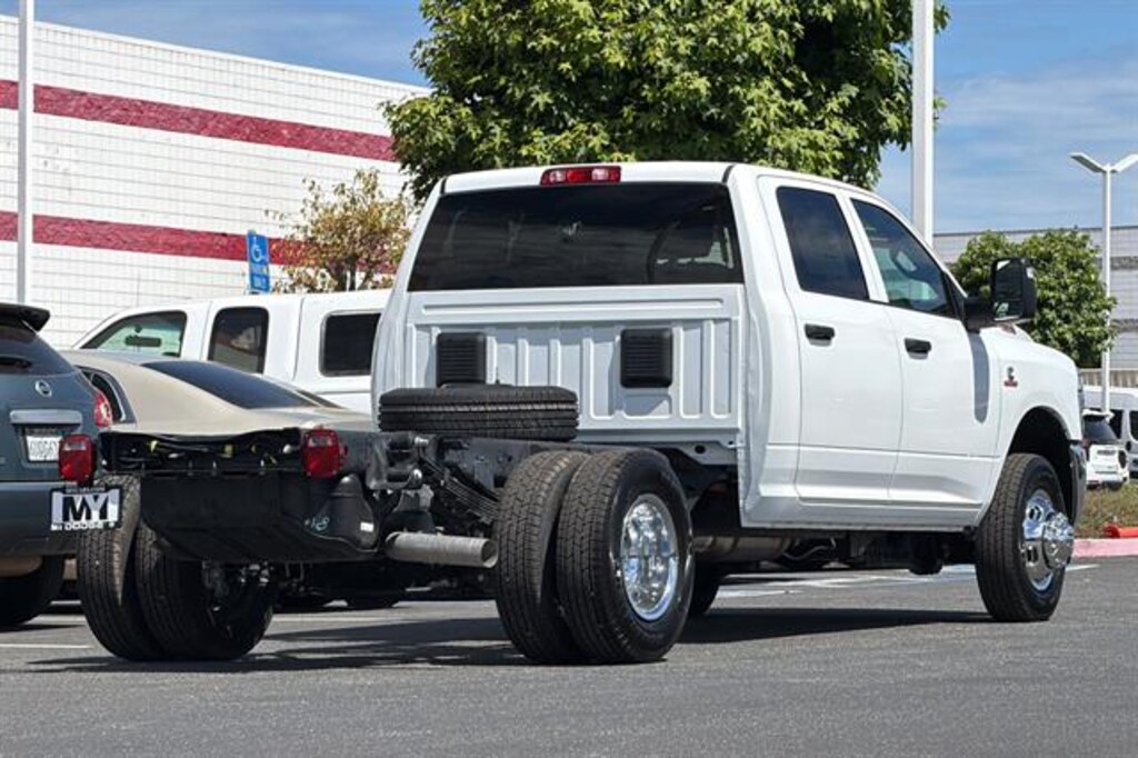 New 2026 Ram 3500 Chassis Cab TRADESMAN CREW 4X4 60' CA Pickup