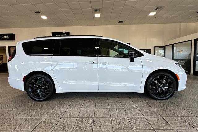 2026 Chrysler Pacifica Limited - Photo 3