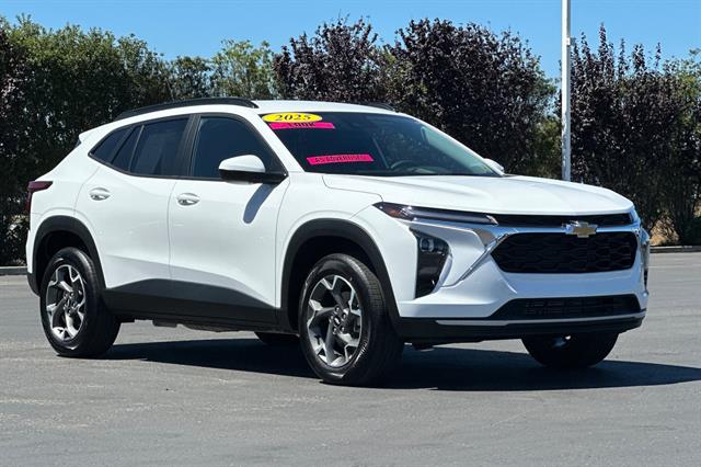 2025 Chevrolet Trax LT photo 2