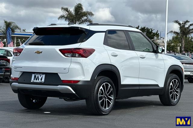 2025 Chevrolet Trailblazer LT photo 2