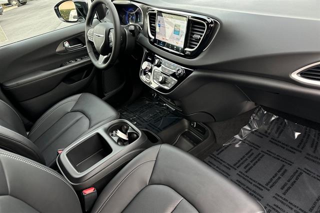 2026 Chrysler Voyager LX - Photo 13
