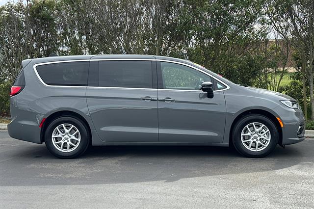 2025 Chrysler Pacifica photo 3