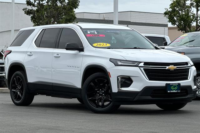 2023 Chevrolet Traverse LS photo 2